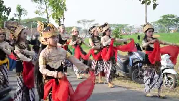 Tuban Indonesië Augustus 2023 Tieners Die Traditioneel Textiel Uit Indonesië — Stockvideo