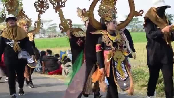 인도네시아 2021년 29일 전통적인 인도네시아 케바야 바티크 인도네시아를 인도네시아 기념일 — 비디오