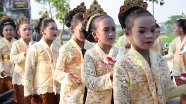 Tuban Indonesia Agosto 2023 Adolescentes Vestindo Tradicional Indonésia Pano Kebaya — Vídeo de Stock