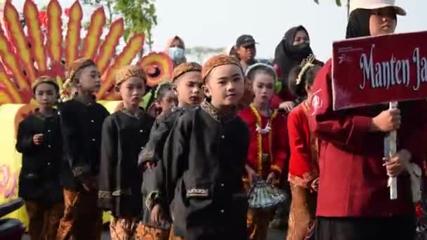 Tuban Indonesia Elokuuta 2023 Teini Ikäiset Yllään Perinteinen Indonesia Kangas — kuvapankkivideo