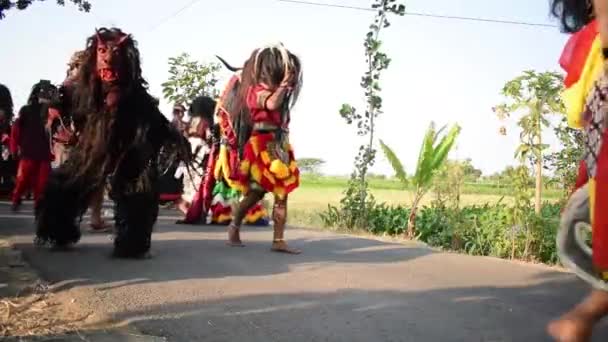 2023年8月29日 キューバ インドネシア インドネシアの伝統的な布 ケバヤまたはバティカインドネシアを身に着け インドネシアの独立記念日のために踊るティーンエイジャー アグスト — ストック動画