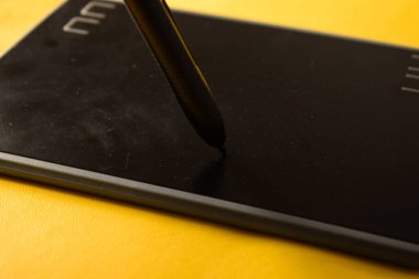 Elektronik kalem tableti ve stil izole edilmiş sarıyı kapat