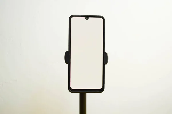 Portret Telefon Białym Ekranem Przymocowany Statywu Białym Tle Projektu Makiety — Zdjęcie stockowe