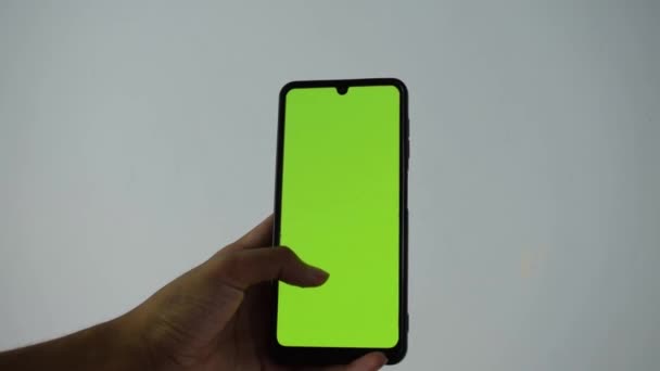 Ruka Držet Smartphone Posouvání Obrazovky Zelená Obrazovka Izolované Šedém Pozadí — Stock video
