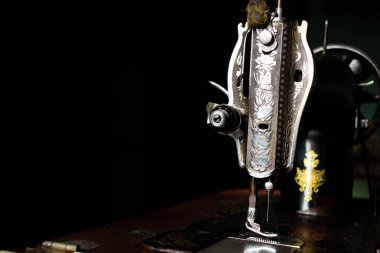 Masa tahtasında kopyalama alanı olan antika dikiş makinesi.