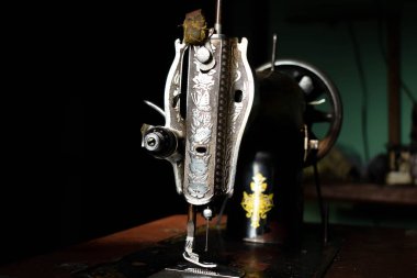 Masa tahtasında kopyalama alanı olan antika dikiş makinesi.