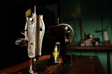 Masa tahtasında eski bir dikiş makinesi.