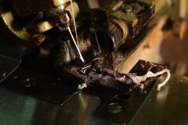 Ahşap masadaki antika bir dikiş makinesini kapat..