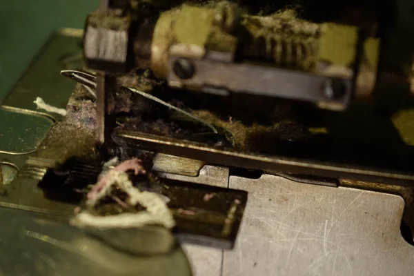 Fermer Une Ancienne Machine Coudre Overlock Sur Bureau Bois — Photo