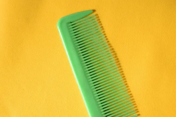 Ein Grüner Kamm Isoliert Auf Gelbem Hintergrund — Stockfoto