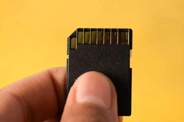 DSLR ya da aynasız kamera için sarı arkaplanda SD kartı var.