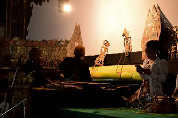 Hombre Actúa Con Wayang Títeres Tradicionales Java Escenario Por Noche —  Fotos de Stock