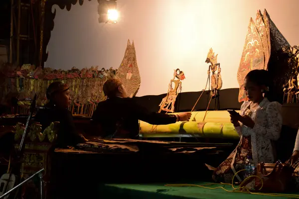 Mężczyzna Występuje Wayang Lub Tradycyjną Javanese Marionetką Scenie Nocy Tuban — Zdjęcie stockowe
