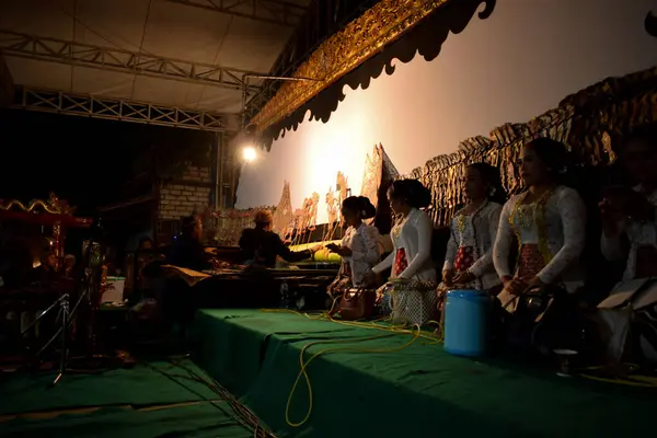 男は夜にステージでウェイアングや伝統的なジャバン人形で演奏する インドネシア キューバ 2023年9月22日 — ストック写真