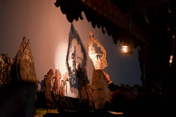 Мужчина Выступает Вейангом Традиционной Японской Марионеткой Сцене Ночью Тубан Индонезия — стоковое фото