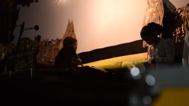 Мужчина Выступает Вейангом Традиционной Японской Марионеткой Сцене Ночью Тубан Индонезия — стоковое видео