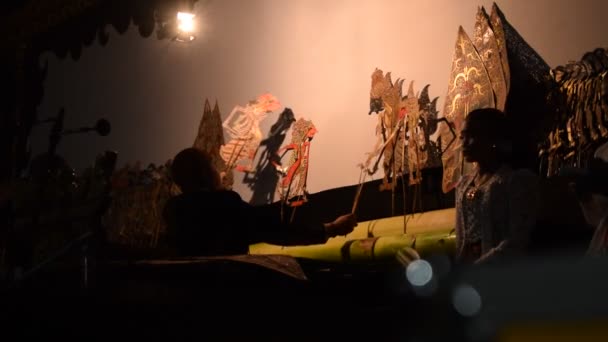 男は夜にステージでウェイアングや伝統的なジャバン人形で演奏する インドネシア キューバ 2023年9月22日 — ストック動画