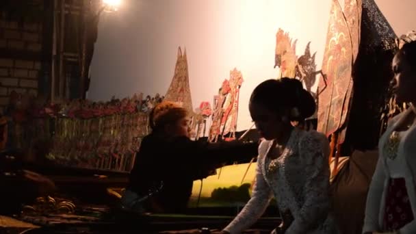 Чоловік Виступає Тавангом Або Традиційною Списаною Маріонеткою Сцені Вночі Тубан — стокове відео
