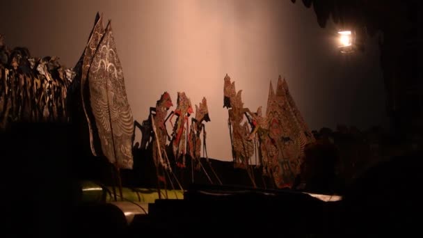 Ein Mann Tritt Nachts Mit Einer Wayang Oder Traditionellen Javanischen — Stockvideo