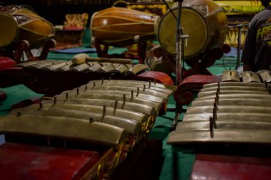 Endonezya 'dan Gamelan ya da bonang java geleneksel enstrümantal müziğini kapatın.