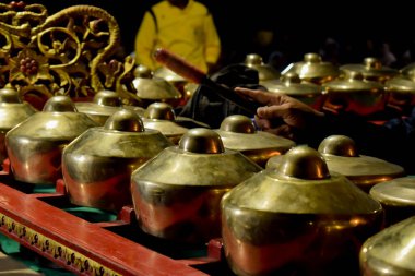 Endonezya 'dan Gamelan ya da bonang java geleneksel enstrümantal müziğini kapatın.