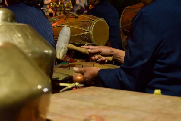 Ein Mann Der Gamelan Oder Bonang Javanesische Traditionelle Instrumentalmusik Aus — Stockfoto