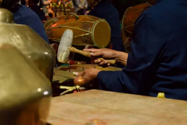 Чоловік Який Грає Ґамелан Або Бонанґ Скандинавську Традиційну Інструментальну Музику — стокове фото