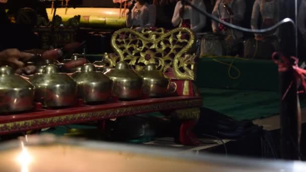 Hombre Está Tocando Gamelan Bonang Javanese Música Instrumental Tradicional Indonesia — Vídeos de Stock