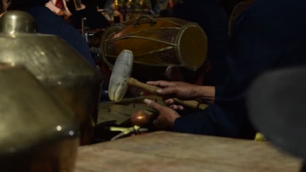 Мужчина Играет Традиционную Японскую Инструментальную Музыку Gamelan Bonang Индона — стоковое видео