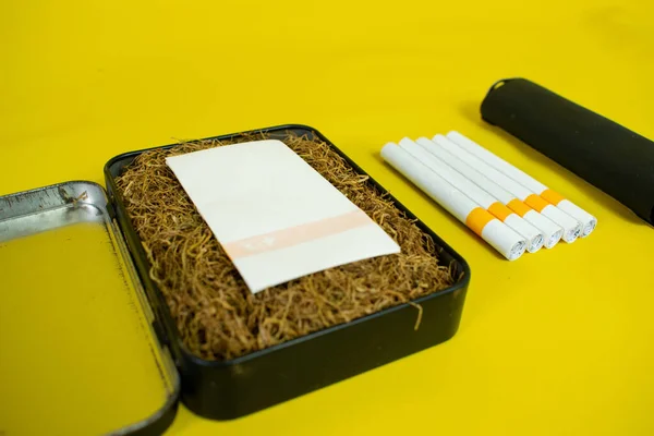 Eine Packung Handgemachte Zigaretten Tabak Zigarettenrolle Und Packung — Stockfoto