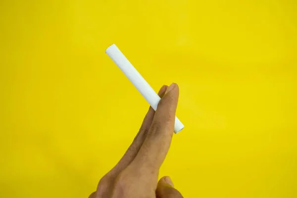 Homem Mão Segura Cigarro Feito Mão Fundo Amarelo — Fotografia de Stock