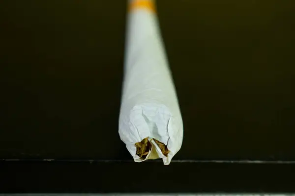 Gros Plan Cigarette Fait Main Isolé Sur Fond Noir — Photo