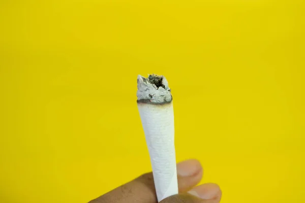 Een Man Hand Houdt Een Handgemaakte Sigaret Gele Achtergrond — Stockfoto