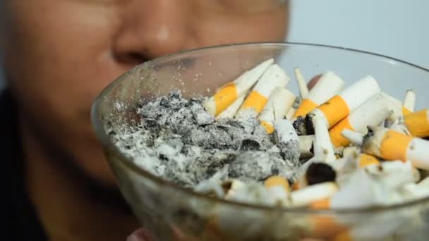 Ένας Άντρας Έβαλε Στάχτη Από Τσιγάρο Στο Τασάκι — Αρχείο Βίντεο
