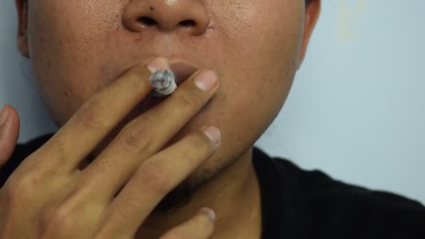 Cerrar Hombre Fumando Con Cigarrillo Hecho Mano — Vídeos de Stock