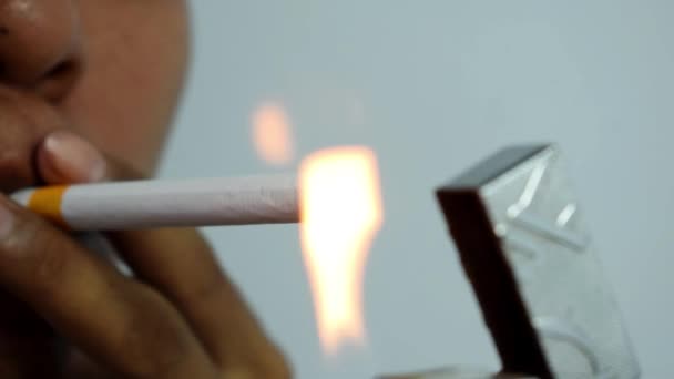 Man Bränner Cigaretten Med Metalltändare — Stockvideo