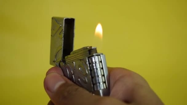 Een Man Steekt Een Lucifer Aan Metalen Zilveren Aansteker — Stockvideo
