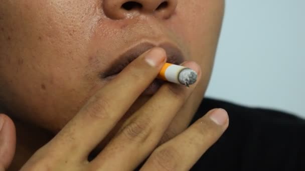 Cerrar Hombre Fumando Con Cigarrillo Hecho Mano — Vídeos de Stock