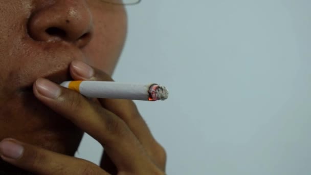 Fechar Homem Fumando Com Cigarro Artesanal — Vídeo de Stock