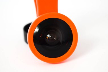 Cep telefonu aygıtı, akıllı telefon ya da tablet için balık gözü lensi, beyaz arka planda izole edilmiş modern taşınabilir cihaz, akıllı telefon fotoğraf makinesine eklenecek mini amaç