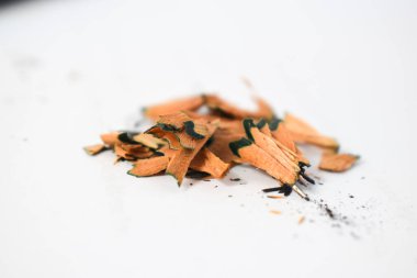 Beyaz arkaplanda kalem talaşı