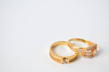 İzole edilmiş beyaz arkaplanda elmas yüzükle kapat