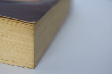 Beyaz arkaplan üzerine kitabın sınırı