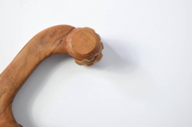 Yuvarlanan ahşap masaj aletleri, beyaz arka planda izole edilmiş dört tekerlek masaj aletleri.