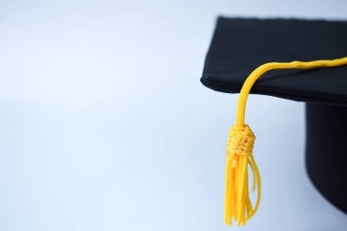 Yakın plan Siyah Mezuniyet Şapkası ve Sarı Tassel beyaz arkaplanda izole edildi