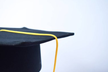 Yakın plan Siyah Mezuniyet Şapkası ve Sarı Tassel beyaz arkaplanda izole edildi