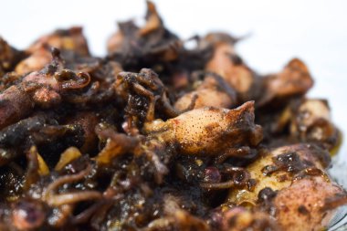 Tumis Cumi, Oseng cumi ya da Stir Fried Squid 'i beyaz arka planda izole edilmiş şeffaf cam tabaka üzerine yerleştirin. Endonezya yemekleri