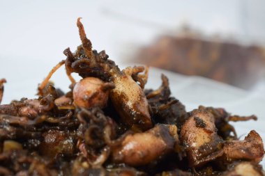 Tumis Cumi, Oseng cumi ya da Stir Fried Squid 'i beyaz arka planda izole edilmiş şeffaf cam tabaka üzerine yerleştirin. Endonezya yemekleri