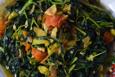 Kızarmış ıspanağı beyaz tabakta izole edilmiş beyaz arka planda kapat