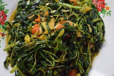 Kızarmış ıspanağı beyaz tabakta izole edilmiş beyaz arka planda kapat